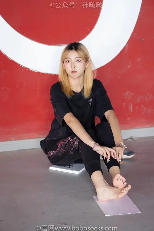 [BoBoSocks袜啵啵]NO.018 木木-运动鞋、白棉袜、裸足 - BoBoSocks袜啵啵